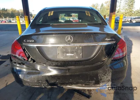 2015 Mercedes-Benz C 300 4Matic z USA, uszkodzony, nr VIN 55SWF4KBXFU081709